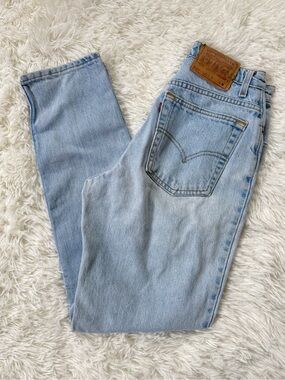 Vintage 90s Levi’s 550 light wash lived in straight leg mom jeans size 6